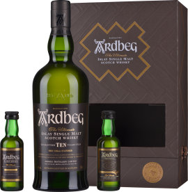 Große Whiskyflasche mit zwei Miniaturen vor stilvoller, brauner Geschenkbox.