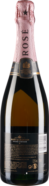 Flasche mit rosafarbener Folie, goldenen Akzenten und schwarzem Etikett auf dunklem Glas.