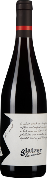 Dunkle Weinflasche mit schwarz-rotem Verschluss und weißem Etikett.