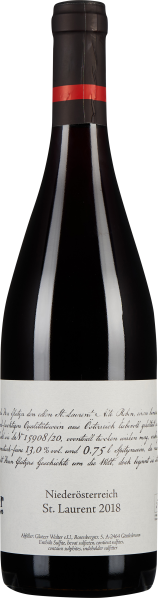 Schlanke Weinflasche mit dunklem Glas und weißem Etikett, roter Ring am Hals.