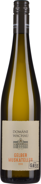 Braune Weinflasche mit cremefarbenem Etikett und roter Schrift.