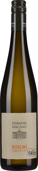 Braune Weinflasche mit schlichtem Etikett und Schraubverschluss.