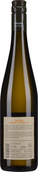 Grüne Weinflasche mit Schraubverschluss, schlichte Etikettengestaltung, rote und schwarze Schrift.