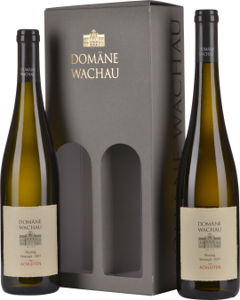 Zwei Weinflaschen vor dunkelgrauer Geschenkbox mit Goldaufdruck.