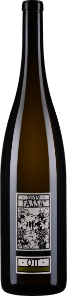 Braune Weinflasche mit kunstvollem Etikett, zeigt Weinberg und Traubenmotive.