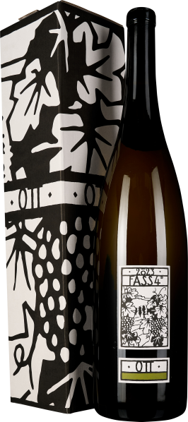 Dunkle Weinflasche mit kunstvoll geblümter Verpackung in Schwarz-Weiß.