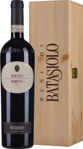 Dunkle Weinflasche mit elegantem Etikett neben hölzerner, gravierter Geschenkbox.