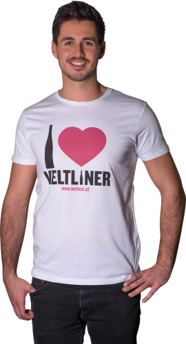 Mann trägt weißes T-Shirt mit großem roten Herz und Schriftzug.