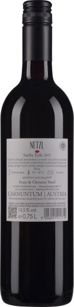 Dunkle Weinflasche mit schlichtem Etikett und schwarzem Schraubverschluss.