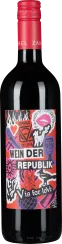 Flasche Rotwein mit auffälligem, buntem Etikett, das verschiedene grafische Elemente wie Herzen, Flammen und abstrakte Formen zeigt. Der Schraubverschluss ist rot.