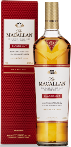 Klarer Whisky in goldener Flasche neben roter Verpackung mit edlem Design.