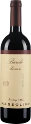 Flasche mit dunkelrotem, fast schwarzem Wein, schlankem Hals und breiterem Körper. Etikett in beige mit elegantem Schriftzug, verziert mit einem kleinen Wappen und Akzenten in Rotbraun. Der obere Teil des Flaschenhalses ist in Dunkelrot gehalten.