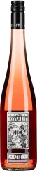 Die Weinflasche zeigt einen Roséwein in einem schlanken, klaren Glas mit einem schwarzen Schraubverschluss. Das Etikett präsentiert ein stilisiertes Trauben- und Blattmotiv in Schwarz-Weiß. Die Flüssigkeit hat eine hellrosa Farbe.
