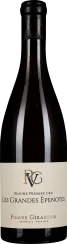 Dunkle Weinflasche mit elegantem Etikett, darauf stilisiertes Logo und feine Schrift. 