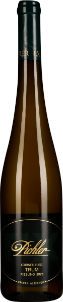 Eine elegante Weinflasche mit dunklem, glänzendem Etikett und goldener Schrift. Die Flasche hat eine klassische, schlanke Form mit einem langen Hals.