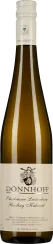 Schlanke Weinflasche mit weißem Schraubverschluss und elegantem Etikett; der Wein schimmert klar goldgelb.