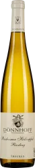 Klarglasflasche mit goldenem Wein, elegante weiße Kapsel und elfenbeinfarbenem Etikett mit stilvollem Wappen.