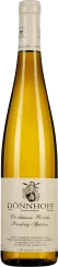 Bild einer eleganten Weinflasche mit klarer, schlanker Form. Die Flasche enthält goldgelben Wein und hat ein helles Etikett mit einem stilvollen Emblem. Der Hals der Flasche ist mit einer hellen Kapsel verschlossen.