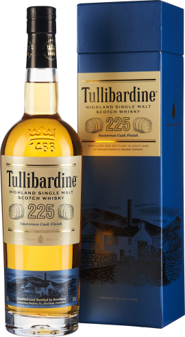 Klare Whiskyflasche mit goldenem Etikett, stilvolle schwarze Kappe; daneben eine elegante blaue Geschenkbox mit geprägten Illustrationen.