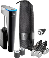 Schlankes, modernes Weingerät in Schwarz und Silber mit blauer Akzentuierung, begleitet von einem schwarzen, texturierten Etui, zwei glänzenden Gaszylindern und weiteren Zubehörteilen.