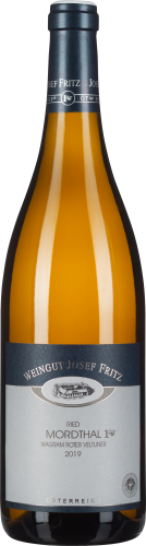 Klare, bernsteinfarbene Weinflasche mit eleganten, grauen Etiketten.