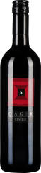 Schwarze Weinflasche mit modernem, geometrischem Etikett in Rot und Schwarz.