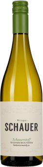 Eine Weinflasche mit hellgelbem Inhalt, grünem Schraubverschluss und einem eleganten cremefarbenen Etikett mit schwarzer und grüner Schrift.