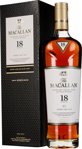 Die Abbildung zeigt eine elegante Flasche und Verpackung eines Whiskys. Die Flasche hat einen goldfarbenen Verschluss und ein Etikett in weiß, das dezent mit schwarzen und goldenen Details gestaltet ist. Die bernsteinfarbene Flüssigkeit schimmert durch da