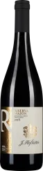 Die Weinflasche hat eine elegante, schlanke Form mit einem tiefen, dunkel getönten Glas. Das Etikett ist modern gestaltet, in Weiß und Gold gehalten, mit einer großen Initiale und dekorativem Wappen. Der Flaschenhals ist mit einer schlichten, schwarzen Ka