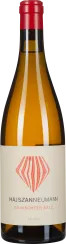 Eine Weinflasche mit rotem Verschluss und beigem Etikett, darauf ein stilisiertes, rotes Logo. Die Flasche enthält einen klaren, goldgelben Wein.