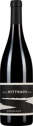 Schwarze Weinflasche mit modern gestaltetem Etikett und schlichtem Design.