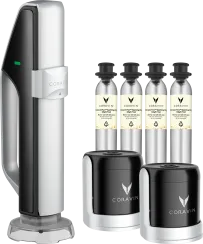 Elegantes Coravin-Gerät in Silber und Schwarz, begleitet von zwei schwarzen Kapselbehältern und vier silbernen CO2-Kapseln.