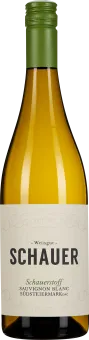 Eine klare Weinflasche mit grünem Schraubverschluss, gefüllt mit blassgoldenem Wein. Auf dem Etikett sind elegante Verzierungen und kräftiger schwarzer Text zu sehen.