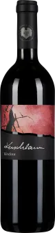 Die Weinflasche hat ein elegantes, dunkles Design mit einem kunstvollen Etikett, das in Rottönen gehalten ist und einen silhouettenhaften Baum zeigt. Der Verschluss ist schwarz mit einem dezenten Logo in Silber.