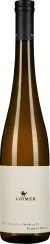 Eine schlanke Weinflasche mit einem langen, schmalen Hals, versehen mit einem schwarzen Schraubverschluss. Das Etikett ist schlicht und elegant in Weiß gehalten, mit einem kleinen, zentral platzierten Logo. Der Wein hat eine klare, goldene Farbe, die durc