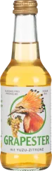 Flasche mit hellgelber Flüssigkeit und einem goldenen Kronkorken. Auf dem Etikett ist ein stilisierter Vogel mit buntem Federkleid zu sehen, der ein Bündel Trauben hält.