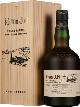 Das Bild zeigt eine elegante Flasche Rhum J.M mit einem Etikett in erdigen Tönen. Die Flasche steht neben einer hellen Holzkiste mit feiner schwarz-weißer Illustration. Das Design strahlt eine hochwertige und authentische Optik aus.
