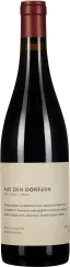 Eine Weinflasche mit rotem Kapselverschluss und schwarzer Flasche. Das Etikett ist cremefarben mit schwarzer Schrift, schlicht gestaltet.