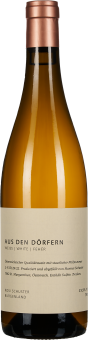 Die Weinflasche hat eine elegante, schlichte Etikettierung in Cremefarben mit schwarzer Schrift. Der Wein schimmert golden im durchscheinenden Glas, der Verschluss ist in Kupfertönen gehalten.