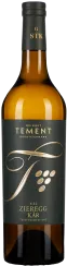 Die Weinflasche hat ein elegantes Design mit einem dunkelgrauen Etikett und goldener Schrift. Die Flasche selbst ist aus braunem Glas. Ein stilisiertes Traubenmotiv ziert das Etikett.