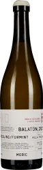 Weinflasche mit weißem Etikett, schwarzem und weißem Text, schmalem Flaschenhals und beiger Kapsel. Die Flasche ist aus braunem Glas.

