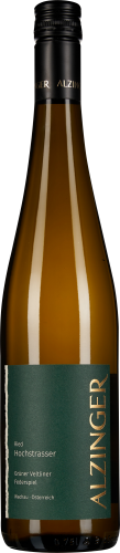 Eine schlanke, braune Weinflasche mit grünem Etikett, bedruckt mit goldener Schrift, schwarzer Schraubverschluss.