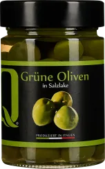 Ein Glas mit grünen Oliven in klarer Flüssigkeit, das Etikett ist schwarz mit grünen und weißen Akzenten. Ein Bild von drei Oliven schmückt das Etikett. Der Deckel ist schwarz.