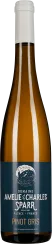 Weinflasche mit dunklem, minimalistischem Etikett und weißem Verschluss, voller klarer, goldener Flüssigkeit.