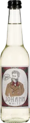 Klare Glasflasche mit weißem Wein, schraubverschluss; bunter, künstlerischer Aufkleber mit gezeichnetem, historisch gekleideten Charakter und dekorativen Mustern.