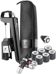 Ein elegantes, modernes Weinsystem bestehend aus einem schwarzen, ergonomischen Gerät, einer gepolsterten Tasche mit Reißverschluss und mehreren silbernen Kartuschen und Verschlüssen. Ideal für Weinliebhaber.