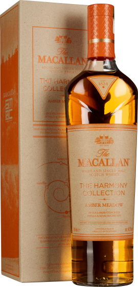 Die Flasche zeigt eine elegante Bernsteinfarbe und ein kunstvolles Etikett, das harmonisch mit der warmen, orangefarbenen Verpackung mit feinem Muster und geschmackvollem Design abgestimmt ist.