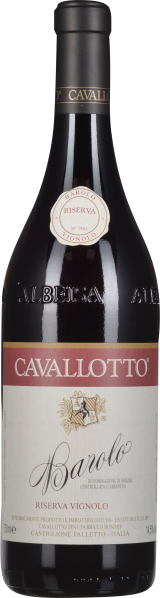 Dunkle Weinflasche mit rotem Etikett und goldfarbenem Logo.