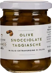 Ein Glas mit braunen entkernten Oliven, gefüllt mit extraverginem Olivenöl. Der Deckel ist weiß, und das Etikett ist schlicht gestaltet mit grüner Schrift und einem kleinen Olivensymbol.