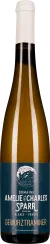 Eine schlanke Weinflasche mit einem weißen Verschluss und einem tiefblauen Etikett. Die Flasche hat klare, helle Reflexionen entlang des Glases, die den eleganten Charakter betonen.